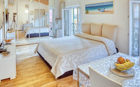 Studio Fede - Levanto: Mobilia, Proprietà, Comfort, Costruzione, Finestra, Blu, Azzurro, Legna, Telaio Del Letto, Cuscino