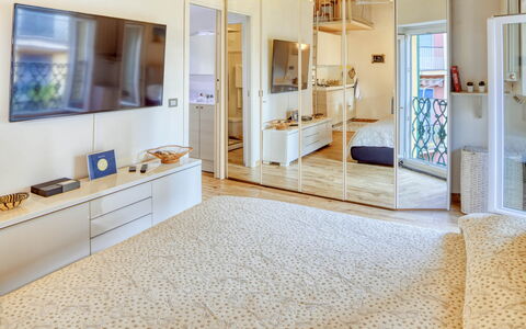 Studio Fede - Levanto: Mobilia, Cabinetry, Proprietà, Cornice, Azzurro, Costruzione, Legna, Porta, Pavimentazione, Casa