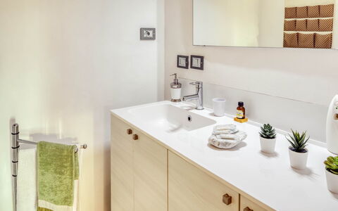 Studio Fede - Levanto: Rubinetto, Cabinetry, Lavello, Proprietà, Idraulico Fixture, Mobilia, Pianta, Controsoffitto, Vaso Di Fiori, Legna