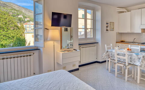 Studio Paola - Levanto: Cabinetry, Mobilia, Proprietà, Finestra, Tavolo, Costruzione, Finestra Cieca, Cassetto, Azzurro, Cassettiera