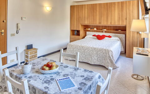 Studio Paola - Levanto: Tavolo, Proprietà, Mobilia, Comfort, Cabinetry, Costruzione, Legna, Tessile, Interior Design, Illuminazione
