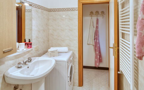Studio Paola - Levanto: Specchio, Rubinetto, Lavello, Lavandino Del Bagno, Idraulico Fixture, Proprietà, Bagno, Legna, Interior Design, Costruzione