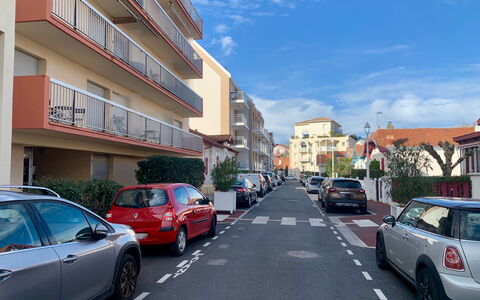 Villa Spring: Auto, Ruota, Veicolo, Costruzione, Cielo, Veicolo A Motore, Infrastruttura