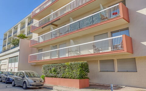 Villa Spring: Auto, Ruota, Proprietà, Costruzione, Cielo, Veicolo, Pianta, Finestra