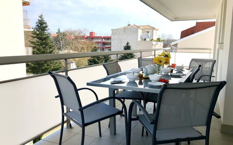 Neptune: Tavolo, Mobilia, Proprietà, Controsoffitto, Tavola, Cabinetry, Cibo, Pianta, Finestra, Sedia