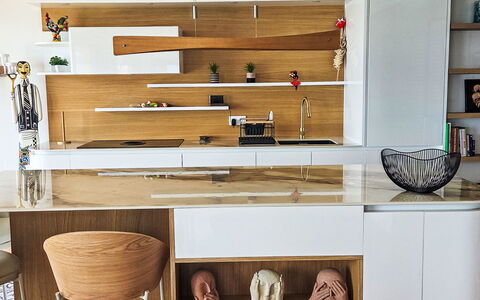 New Beach: Mobilia, Interior Design, Pavimentazione, Cucina, Controsoffitto, Legna, Pavimento, Cabinetry, Scaffalature, Mensola