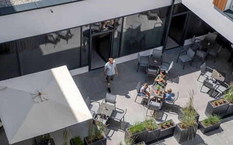 Typ 2 All Suite Innallfi 6P: Costruzione, Pianta, Urban Design, Facciata, Tempo Libero, Condominio, Città, Tetto, Shade, Uso Misto
