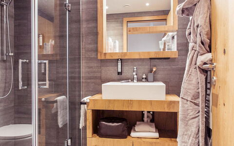 Typ 2 All Suite Innallfi 6P: Marrone, Specchio, Rubinetto, Lavello, Idraulico Fixture, Proprietà, Lavandino Del Bagno, Bagno, Costruzione, Legna