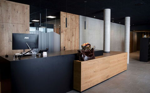 Typ 2 All Suite Innallfi 6P: Automotive Design, Legna, Pavimentazione, Pavimento, Cabinetry, Latifoglie, Casa, Soggiorno