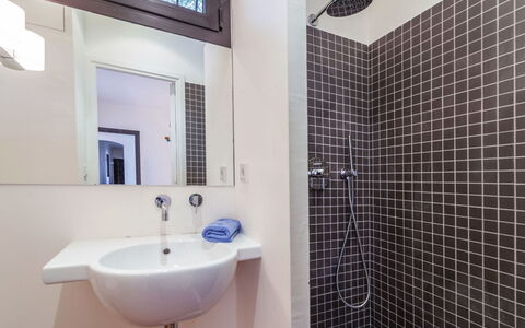 La Gargouille: Specchio, Idraulico Fixture, Rubinetto, Lavello, Proprietà, Lavandino Del Bagno, Viola, Bagno, Finestra, Nero