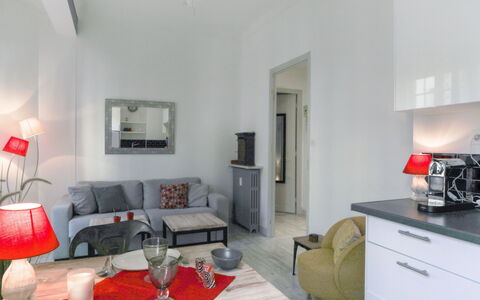 Le Paganini: Tavolo, Mobilia, Proprietà, Cabinetry, Cornice, Divano, Interior Design, Illuminazione, Lampada, Cassetto