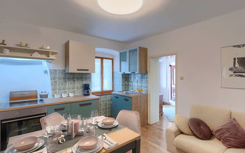 Anita: Tavolo, Mobilia, Proprietà, Tavola, Divano, Legna, Illuminazione, Interior Design, Finestra, Soggiorno