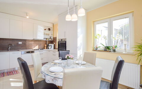 Sunce: Mobilia, Proprietà, Tavolo, Sedia, Pianta, Cabinetry, Costruzione, Pianta Della Casa, Finestra, Interior Design