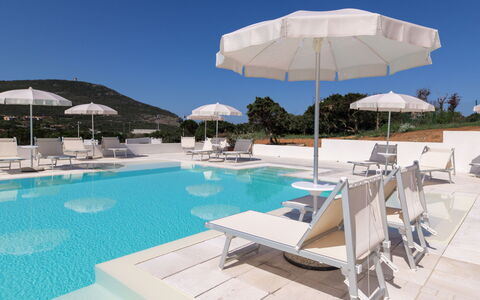 Stintino 637: Acqua, Cielo, Mobilia, Azzurro, Costruzione, Ombrello, Piscina, Lettino, Mobili Da Esterno, Shade