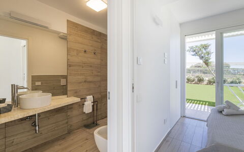 Stintino 637: Legna, Bagno, Idraulico Fixture, Lavello, Rubinetto, Pavimento, Pavimentazione, Finestra, Latifoglie