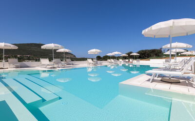 Stintino 637: Acqua, Cielo, Piscina, Azzurro, Ombrello, Mobili Da Esterno, Lettino, Shade, Costruzione, Tempo Libero