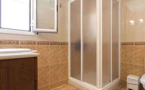 Fontibre: Specchio, Proprietà, Mobiletto Del Bagno, Finestra, Bagno, Costruzione, Lavello, Legna, Doccia Porta