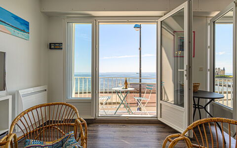 Quiberon 228: Cielo, Nube, Acqua, Costruzione, Pianta, Azzurro, Albero, Piscina, Condominio, Shade