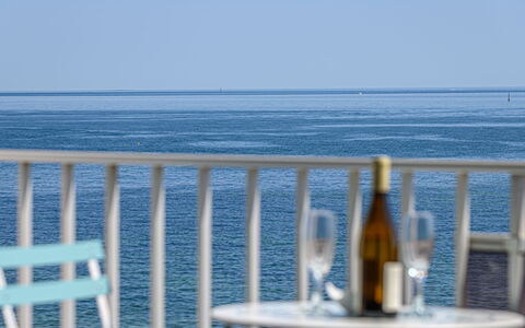 Quiberon 228: Cielo, Nube, Acqua, Costruzione, Pianta, Azzurro, Albero, Piscina, Condominio, Shade