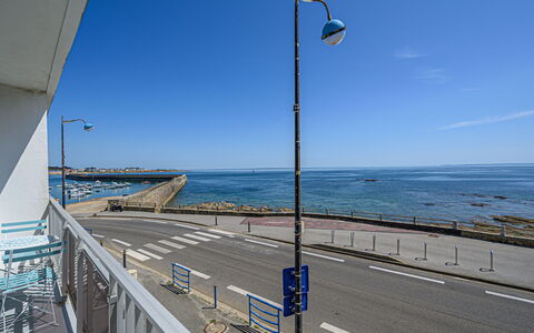 Quiberon 228: Cielo, Nube, Acqua, Costruzione, Pianta, Azzurro, Albero, Piscina, Condominio, Shade
