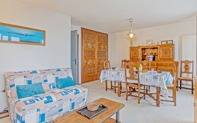 Le Grand Large 228.1: Mobilia, Tavolo, Cornice, Legna, Divano, Interior Design, Soggiorno, Scaffalature, Pavimentazione, Pavimento