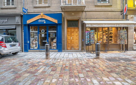 Saint Malo 197: Finestra, Ruota, Porta, Auto, Manto Stradale, Costruzione, Veicolo, Strada