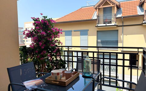Arcachon 211: Appartamento, Balcone, Condominio, Sedia, Mobili Da Esterno, Portico, Shade, Pianta Della Casa, Vaso Di Fiori, Corrimano