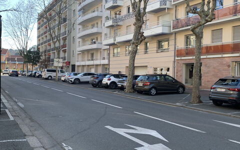 Calliope: Tavolo, Mobilia, Proprietà, Controsoffitto, Tavola, Cabinetry, Cibo, Pianta, Finestra, Sedia