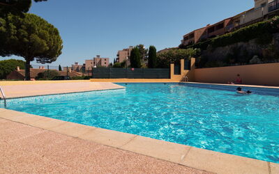 Cavalaire 700: Acqua, Pianta, Proprietà, Cielo, Piscina, Azzurro, Rettangolo, Costruzione, Albero, Erba