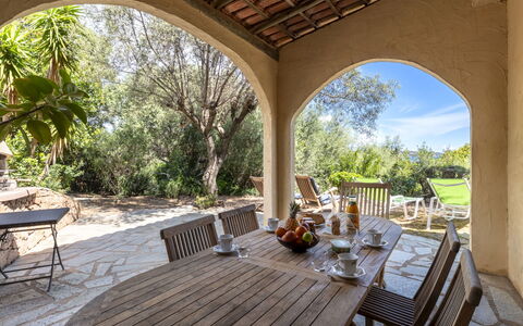 Villa Pavellone: Mobilia, Tavolo, Proprietà, Pianta, Albero, Legna, Sedia, Shade, Interior Design, Mobili Da Esterno