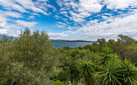 Villa Pavellone: Nube, Cielo, Giorno, Pianta, Comunita 'Impianto, Ecoregione, Acqua, Paesaggio Naturale, Vegetazione, Albero