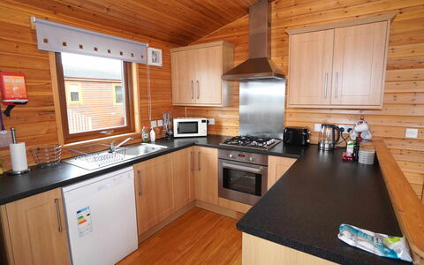 Loch Leven Lodge 11: Cabinetry, Controsoffitto, Elettrodomestico Da Cucina, Cucina, Elettrodomestico, Cucina Stufa, Legna, Interior Design, Pavimentazione, Pavimento