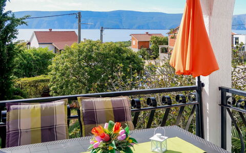 Krk Pinezići 602: Tavolo, Cielo, Fiore, Proprietà, Giorno, Costruzione, Pianta, Verde, Tavola, Blu