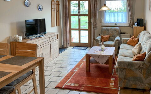 Esens 165: Tavolo, Mobilia, Proprietà, Cabinetry, Cornice, Legna, Televisione, Pianta Della Casa, Finestra, Divano
