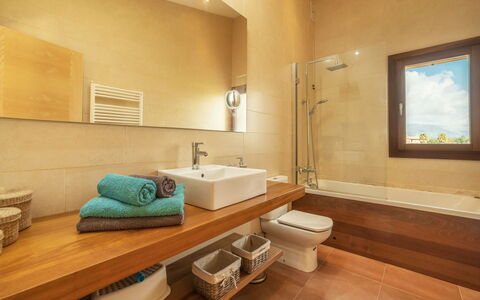 Son Bordoi: Specchio, Proprietà, Idraulico Fixture, Bagno, Lavello, Costruzione, Rubinetto, Interior Design, Legna, Comfort