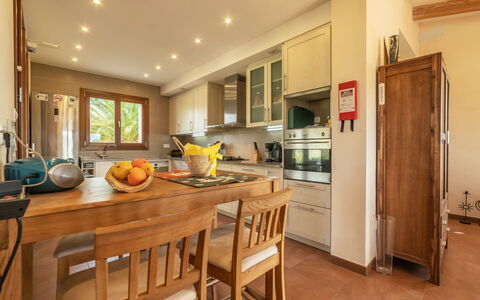 Son Bordoi: Tavolo, Cabinetry, Mobilia, Controsoffitto, Tavola, Legna, Sedia, Cucina, Pavimentazione, Interior Design
