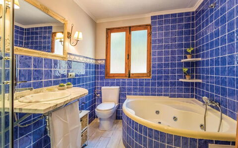 Pino: Proprietà, Idraulico Fixture, Finestra, Blu, Vasca Da Bagno, Bagno, Lavello, Viola, Interior Design, Illuminazione