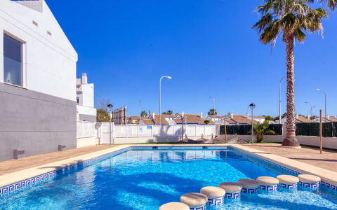 Dénia 836: Acqua, Cielo, Costruzione, Proprietà, Giorno, Pianta, Piscina, Blu, Azzurro, Illuminazione