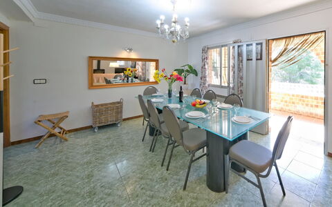 Consuelo: Tavolo, Mobilia, Cornice, Azzurro, Legna, Sedia, Pavimento, Pavimentazione, Interior Design, Soggiorno