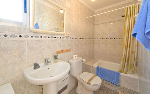 Consuelo: Specchio, Idraulico Fixture, Rubinetto, Proprietà, Lavello, Lavandino Del Bagno, Bagno, Blu, Viola, Gabinetto