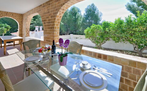 Consuelo: Tavolo, Proprietà, Pianta, Mobilia, Costruzione, Tavola, Azzurro, Sedia, Interior Design, Albero