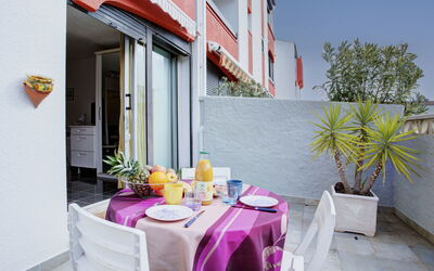 Saint Cyprien 250: Costruzione, Proprietà, Mobilia, Tavola, Tavolo, Finestra, Interior Design, Sedia, Vaso Di Fiori, Cielo