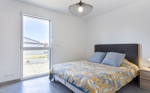 Bollevilla: Tavolo, Proprietà, Cabinetry, Costruzione, Dishware, Legna, Controsoffitto, Interior Design, Tavola, Elettrodomestico Da Cucina
