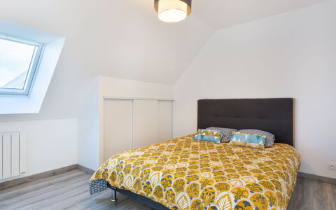 Bollevilla: Tavolo, Proprietà, Cabinetry, Costruzione, Dishware, Legna, Controsoffitto, Interior Design, Tavola, Elettrodomestico Da Cucina