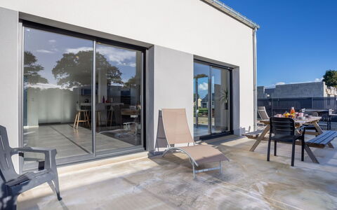 Bollevilla: Tavolo, Proprietà, Cabinetry, Costruzione, Dishware, Legna, Controsoffitto, Interior Design, Tavola, Elettrodomestico Da Cucina