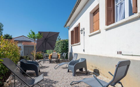 La Vigneronne: Mobilia, Proprietà, Tavolo, Cabinetry, Sedia, Legna, Costruzione, Illuminazione, Controsoffitto, Interior Design