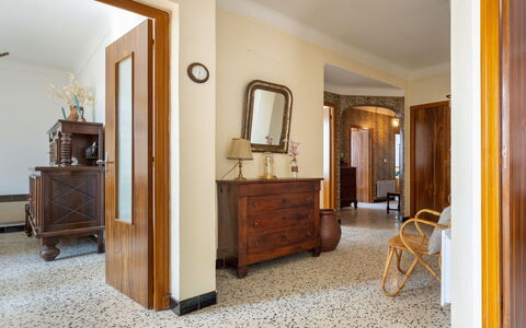 La Vigneronne: Mobilia, Proprietà, Tavolo, Cabinetry, Sedia, Legna, Costruzione, Illuminazione, Controsoffitto, Interior Design