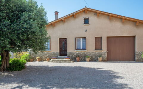 La Vigneronne: Mobilia, Proprietà, Tavolo, Cabinetry, Sedia, Legna, Costruzione, Illuminazione, Controsoffitto, Interior Design