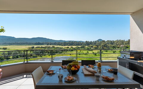 Porto Vecchio 112: Cielo, Tavolo, Mobilia, Giorno, Proprietà, Pianta, Montagna, Azzurro, Sedia, Natura