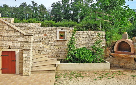 Vinka: Cielo, Pianta, Proprietà, Albero, Lotto, Muratura, Brick, Porta, Erba, Paesaggio